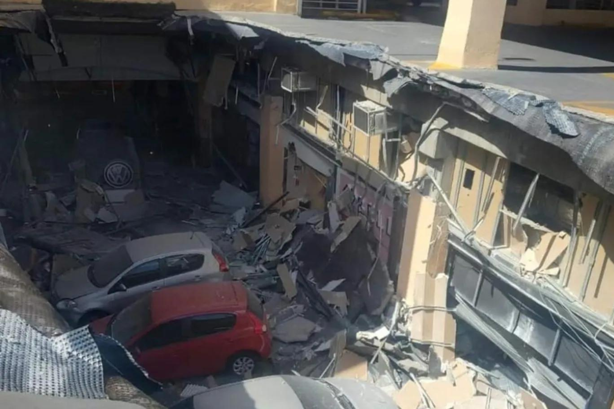 Parte do teto do shopping União de Osasco, localizado na região metropolitana de São Paulo, desabou no corredor principal do centro comercial.