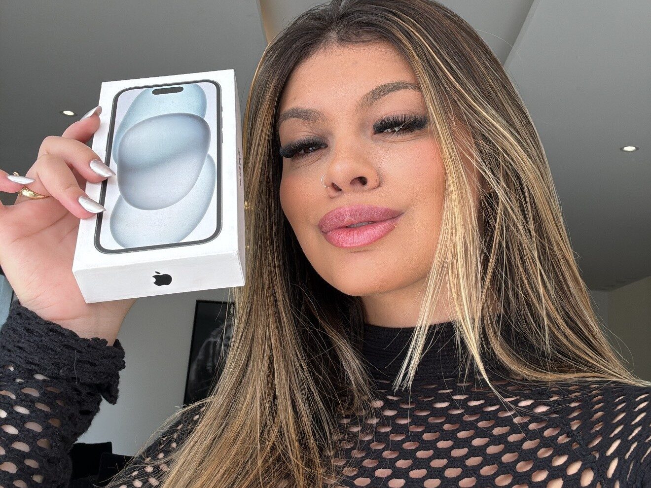 Participe do Sorteio de iPhone 15 com a Manu e Transforme Sua Vida